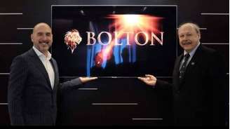 Roberto Diomedi, do Bolton Holding Group, e José Carlos Peres, presidente do Santos celebram acordo