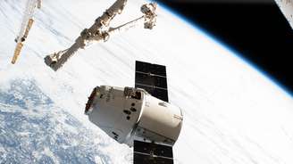 Cápsula Dragon CRS-17 próxima da ISS