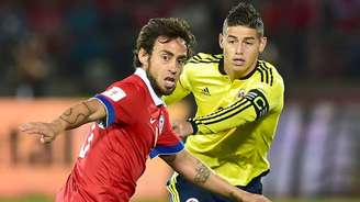 Valdivia enfrentou a Colômbia de James Rodriguez pelas Eliminatórias, em 2018 (Foto: Martin Bernetti/AFP)