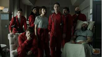 Pedro Alonso, Paco Tous, Alba Flores, Úrsula Corberó, Darko Peric, Miguel Herrán, Jaime Lorente, e Joseph Whimms em 'A Casa de Papel' (2017)