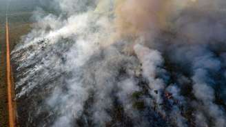 Vista aérea de fumaça sobre Floresta Amazônica 25/8/2019  Marizilda Cruppe/Amnesty International/via REUTERS 