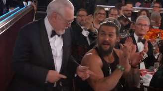 O ator Jason Momoa apareceu de regata durante o Globo de Ouro, ocorrido no domingo, 5