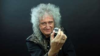 Brian May, guitarrista do Queen, com moeda comemorativa da banda
17/01/2020

Cortesia da Queen Productions LTD/via REUTERS