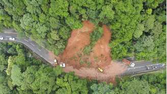 Um grande deslizamento de terra cobriu a pista da rodovia Rio-Santos, na Praia de Maresias, em São Sebastião, litoral norte de São Paulo.