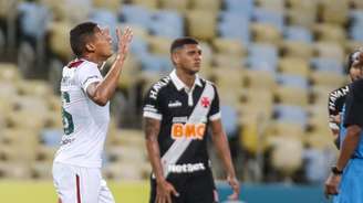 Fernando Pacheco agradece aos céus pelo gol marcado diante do Vasco (Foto: Lucas Merçon/Fluminense)