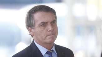 O presidente da República, Jair Bolsonaro, chega na portaria do Palácio da Alvorada, em Brasília, para uma rápida conversa com simpatizantes que o aguardavam