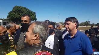 Bolsonaro encontra apoiadores neste domingo, 7, na entrada do Palácio da Alvorada