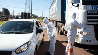 Barreiras sanitárias medem a temperatura corporal de quem chega, em Campo Grande (MS).