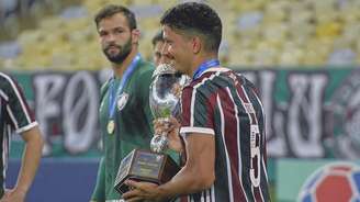 Yuri Lima com o troféu da Taça Rio (Foto: Divulgação/Instagram)