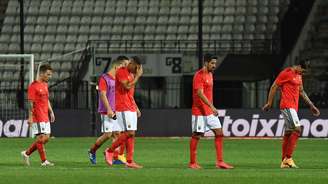 Jogadores do Benfica deixam campo após derrota para PAOK nas eliminatórias da Liga dos Campeões
15/09/2020
REUTERS/Alexandros Avramidis