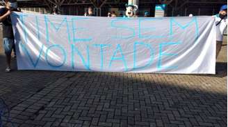 Torcedores do Grêmio protestam com faixas e cânticos