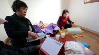 Uma das famílias desalojadas pelo terremoto em Pohang