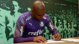 O goleiro Jailson assinou renovação de contrato com o Verdão (Foto: Fabio Menotti/Palmeiras)