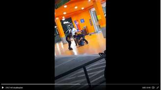 Vídeo compartilhado nas redes sociais mostra agressões a homem negro no estacionamento do Carrefour