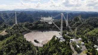 Imagem do icônico radiotelescópio de Arecibo