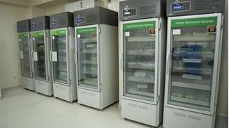 Refrigeradores à espera da vacina em Taubaté. Cidade adotou o toque de recolher devido ao aumento nos casos de covid-19