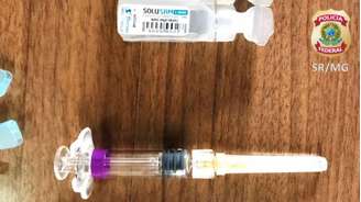 Operação Camarote apreendeu seringas e soro fisiológico na casa da falsa enfermeira que teria aplicado vacinas contra a covid-19 de forma clandestina em Minas Gerais