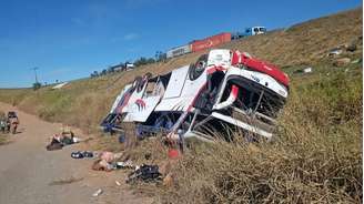 Ônibus cai em ribanceira e deixa pelo menos 3 mortos em Rio Claro