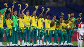 Jogadores brasileiros comemoram a medalha de ouro no pódio, em Yokohama