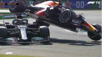 O toque dos dois com Verstappen em cima de Hamilton 