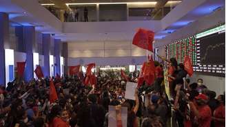 Militantes do MTST invadem prédio da B3, no centro de São Paulo