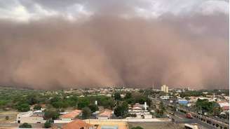 Tempestades de poeira voltaram a encobrir cidades do País nesta sexta-feira