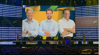 Auditório do Centro de Convenções Ulysses Guimarães, em Brasília, com imagem dos candidatos: Arthur Virgílio, João Doria e Eduardo Leite