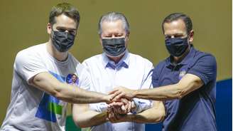 Eduardo Leite, Arthur Virgílio e João Doria no palco do auditório do Centro de Convenções Ulysses Guimarães, em Brasília, antes das prévias do PSDB