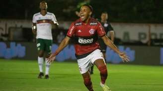 Lázaro celebra um dos gols marcados contra a Portuguesa (Foto: Alexandre Vidal / Flamengo)