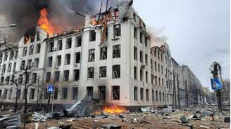Incêndio no departamento regional de polícia de Kharkiv após bombardeio nesta quarta-feira