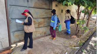 Agentes fazem visita às casas para vistoriar criadouros do mosquito Aedes aegypti, em Araraquara