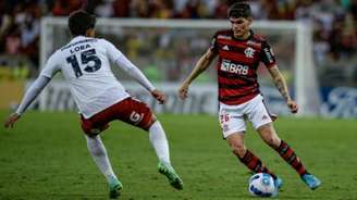 Ayrton Lucas em ação contra o Sporting Cristal (Foto: Marcelo Cortes / Flamengo)