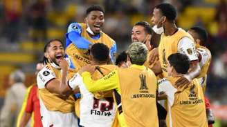 Jogadores comemoram gol marcado por Andreas (Foto: Daniel MUNOZ / AFP)