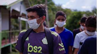 Alunos de escola da família no interior do Amapá: "Além do ensino formal, também existe a educação voltada para o enfoque escolhido pela comunidade, que pode ser o agrícola, o agroextrativista, o agroecológico e assim por diante”, explica a professora Kelly Gomes.