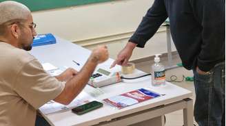 Movimentação de eleitores na Zona Eleitoral 227, Escola Estadual Vinícius de Moraes, na cidade de Cotia, grande São Paulo, na manhã deste domingo, 2 de outubro de 2022