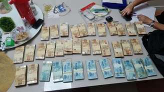 Polícia apreende R$ 270 mil na casa de Daniel Silveira