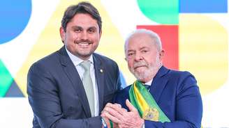 Juscelino Filho e o presidente Lula ao tomarem posse, no dia 1º de janeiro de 2023