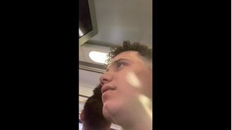 Vídeo mostra momento que jovem começa a cantar ponto de Exu durante pregação evangélica em trem