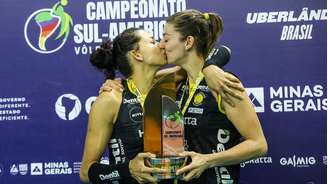 Casal comemorou o título com um beijo no pódio.