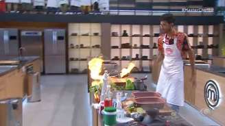 Endrik tenta ajudar Camila, que botou fogo na cozinha do MasterChef