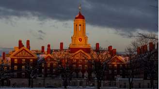 Dois casos diante da Suprema Corte alegam discriminação contra candidatos asiáticos e brancos nos programas de admissão da Universidade Harvard (na foto) e da Universidade da Carolina do Norte.