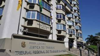 Fachada do Tribunal Regional do Trabalho da 4ª Região.