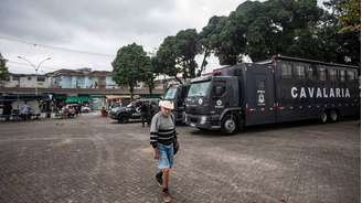 Movimentação de policiais militares no distrito de Vicente de Carvalho, no Guarujá; PM faz operação na cidade