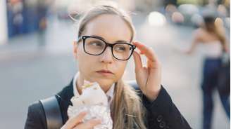 Você costuma comer em pé ou caminhando? Talvez você já saiba disso, mas esse não é um bom hábito