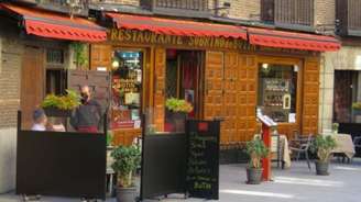 Entrada da Casa Botín em Madrid, Espanha