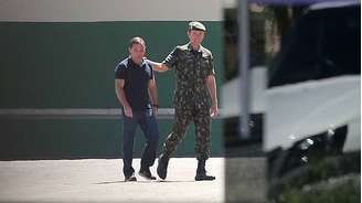 O tenente-coronel Mauro Cid antes de deixar o Batalhão de Polícia do Exército na tarde deste sábado, 9.