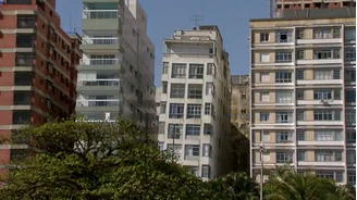 Prédio torto na orla da praia de Santos, SP