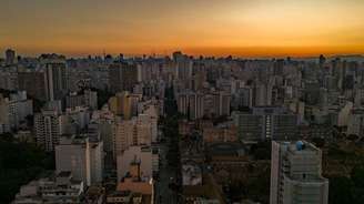 Contrastes na cidade de São Paulo são produzidos por diferenças na condição financeira das famílias, mas também pela própria infraestrutura da cidade, que prejudica quem vive em áreas menos arborizadas e planejadas