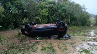 Carro onde estava a mulher levado pela água durante uma enchente no interior de Barra do Ribeiro