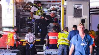 Ambulância transporta feridos para hospital em Tel Aviv, após uma incursão do Hamas nos assentamentos israelenses ao redor da Faixa de Gaza